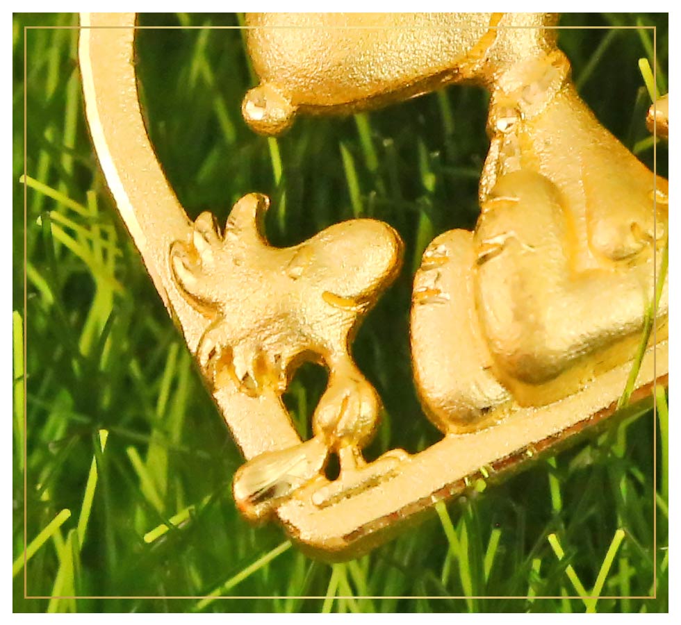 秋日楓情史奴比黃金墜子細節特寫,純金材質精雕出小鳥摯友造型,展現SNOOPY角色間的溫馨互動與秋日暖意。