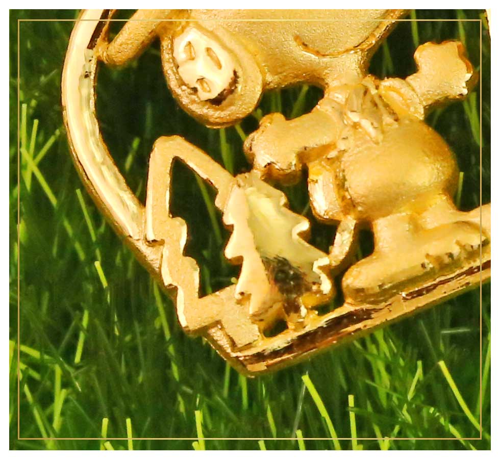 森林漫步SNOOPY黃金墜子局部特寫,展現樹林線條與史奴比帽沿的細膩質感,金寶珍銀樓以精湛工藝打造溫暖自然氛圍。