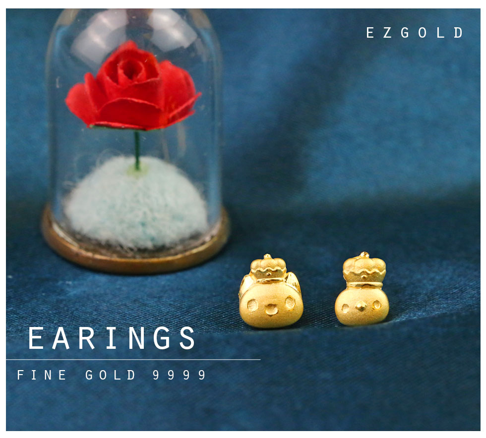 貓貓蟲咖波咖波國王與小雞純金耳環搭配紅玫瑰場景照,金寶珍銀樓設計9999純金耳環,象徵幸福與可愛同行。