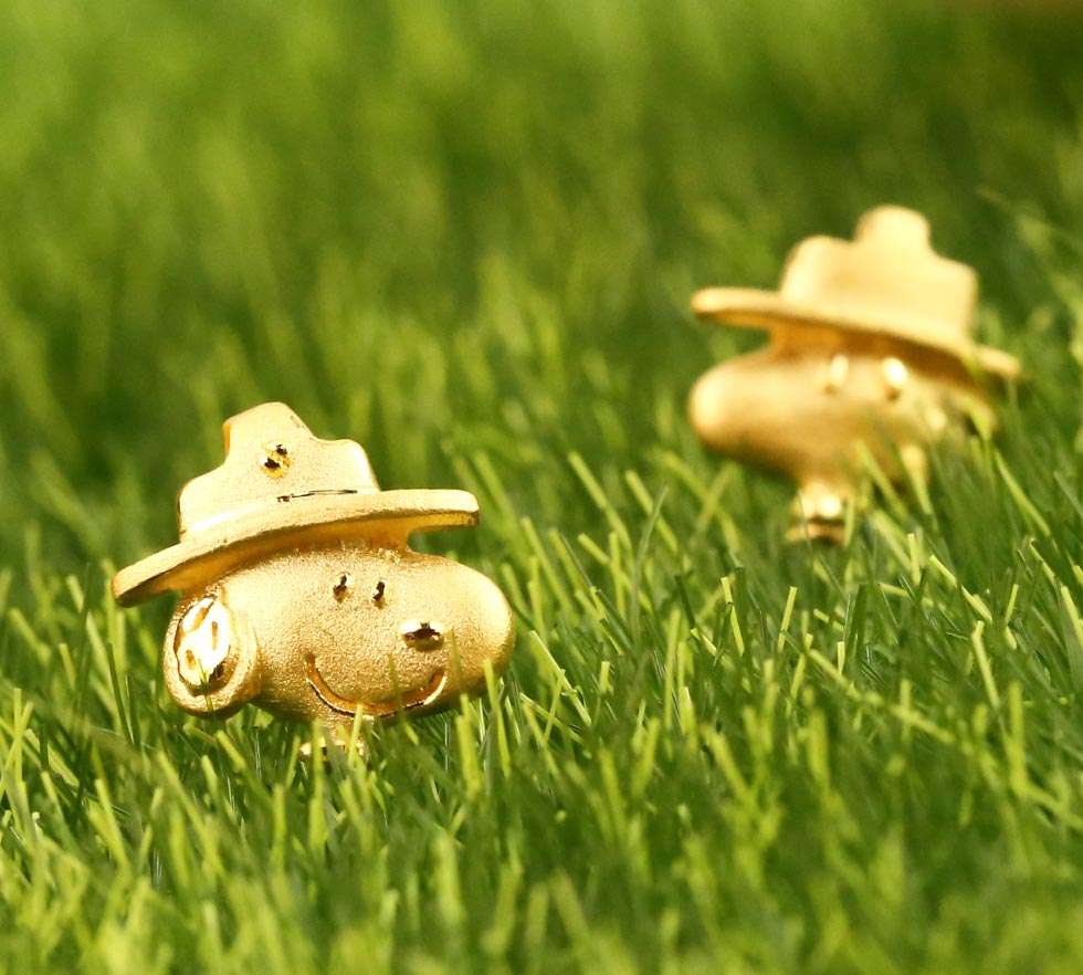 金寶珍銀樓郊遊趣史努比與史塔克黃金耳環近距離特寫,SNOOPY微笑神情細膩生動,展現溫暖療癒風格。