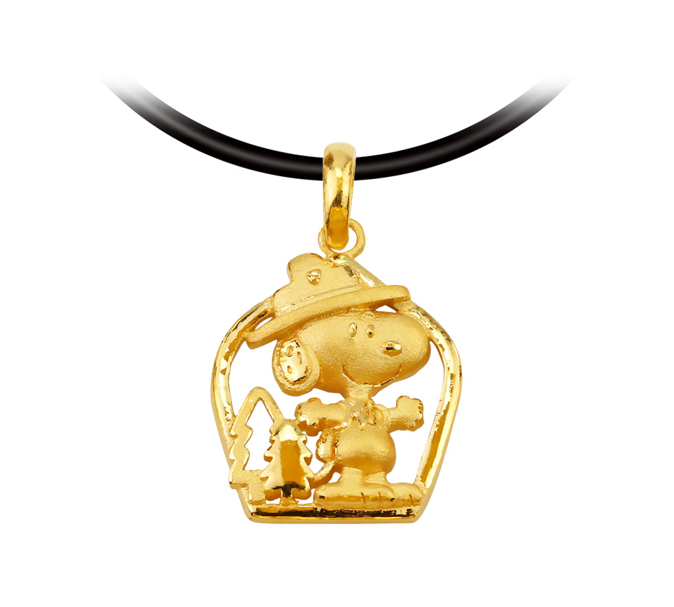 史奴比黃金墜子正面細節照,森林漫步系列以立體雕刻呈現SNOOPY與樹木造型,純金光澤細膩,是收藏與送禮兼具的精品首選。