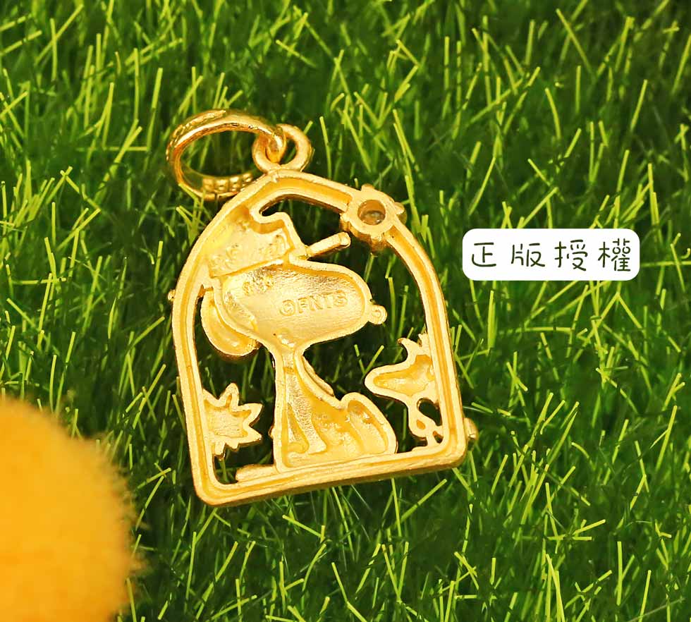 秋日楓情SNOOPY黃金墜子背面展示,正版授權刻印清晰,純金9999光澤與楓葉線條相映,呈現金寶珍銀樓的匠心品質。