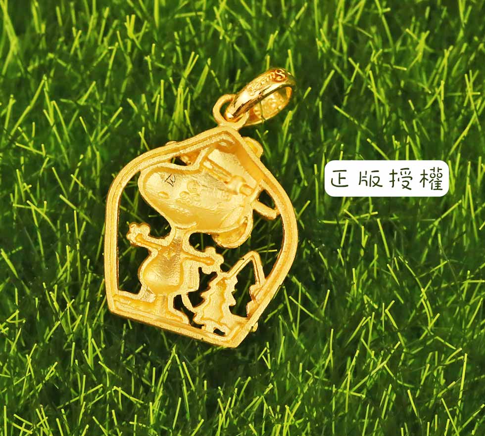 正版授權森林漫步史奴比黃金墜子背面展示,SNOOPY造型立體生動,純金9999材質搭配自然草地背景,凸顯品牌質感與真實感。