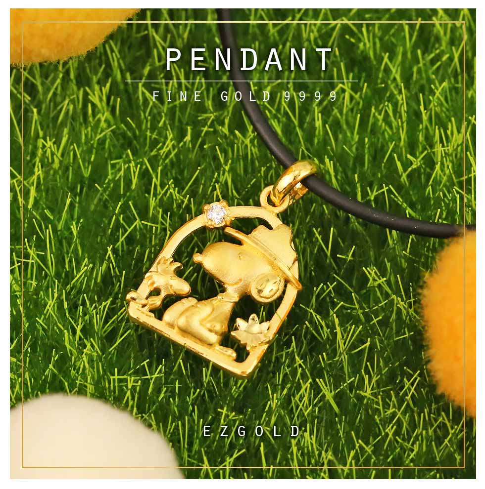 秋日楓情史奴比黃金墜子整體照,金寶珍銀樓設計9999純金墜飾,SNOOPY與摯友造型在秋意草地中閃耀,展現溫暖幸福氛圍。