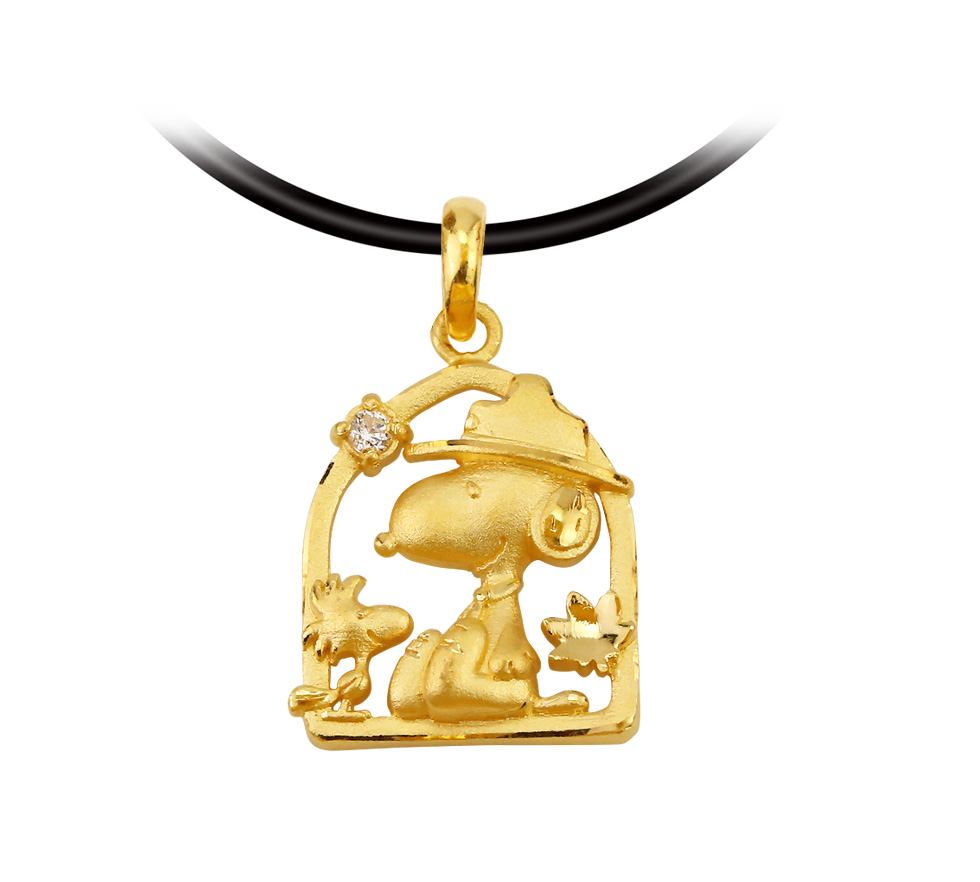 秋日楓情SNOOPY黃金墜子正面展示,史奴比搭配楓葉與小夥伴造型,純金質感細膩,體現秋季浪漫與金寶珍銀樓經典工藝。