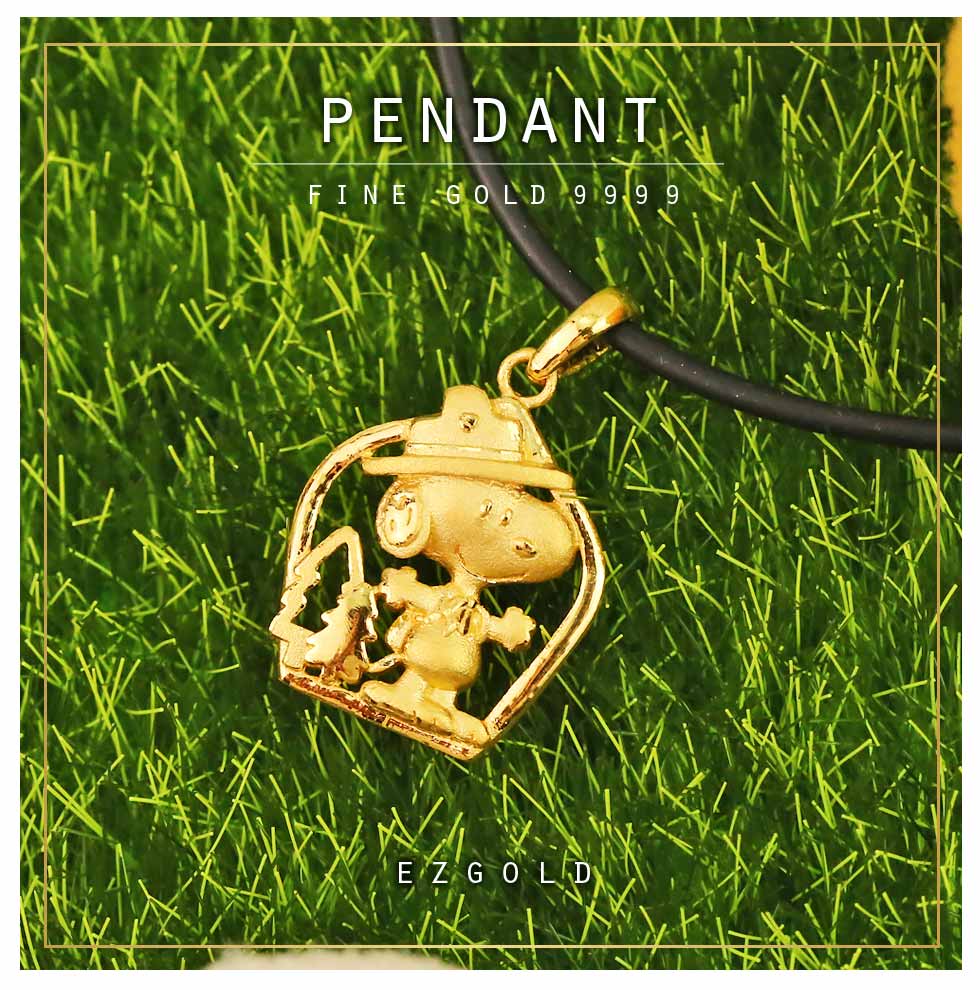 森林漫步史奴比黃金墜子整體照,金寶珍銀樓出品9999純金設計,展現SNOOPY露營探險的可愛姿態,寓意悠然自在與幸運隨行。