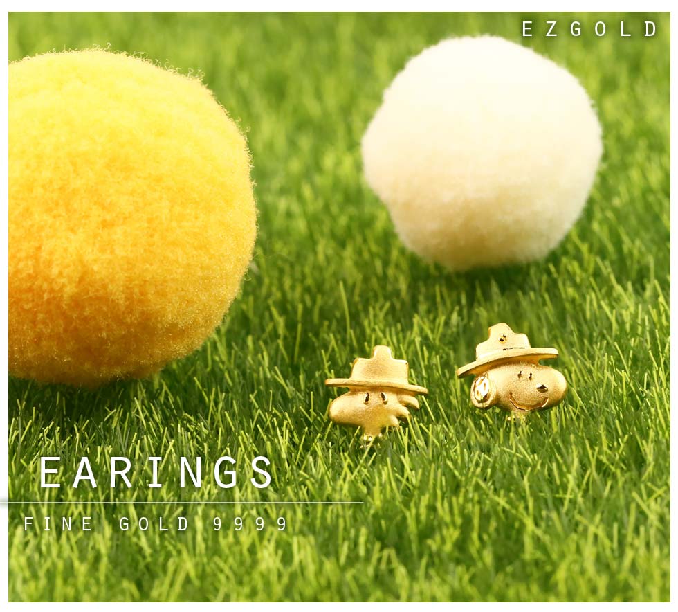 郊遊趣史努比與史塔克黃金耳環搭配毛球背景照,9999純金質感柔和溫潤,詮釋可愛又時尚的郊遊日常風格。