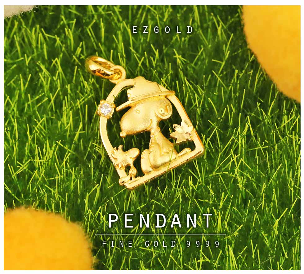 金寶珍銀樓秋日楓情史奴比黃金墜子情境照,墜飾在綠草間閃耀金光,象徵秋日幸福與友誼常存的暖心祝福。