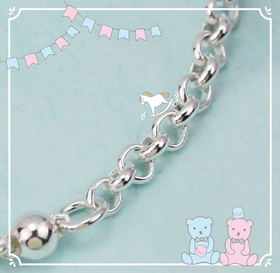 純銀手鍊鏈節近拍,光澤亮麗展現品質。