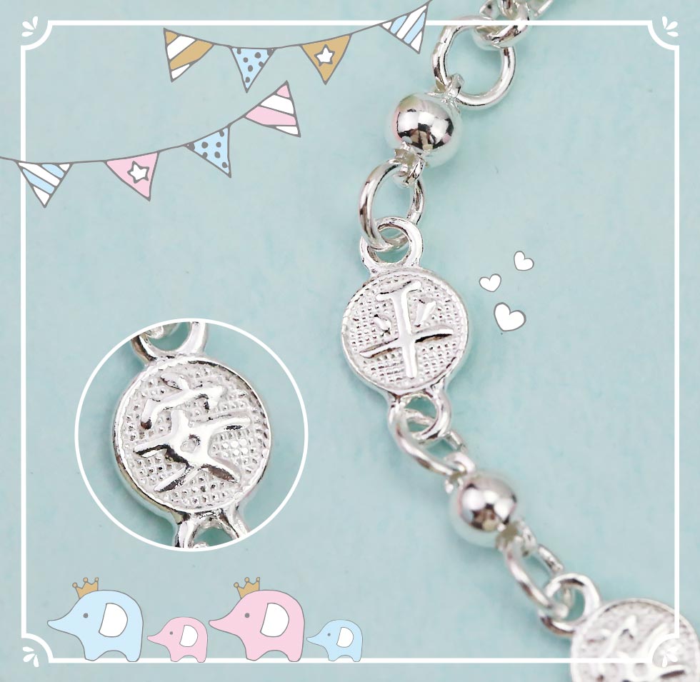 放大展示平安字樣細節,展現細膩工藝與立體感。