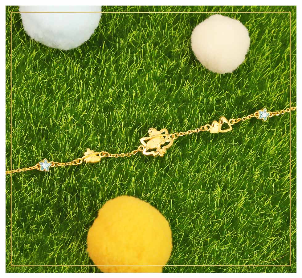 金寶珍銀樓楓林秘境史努比黃金手鍊草地情境照,SNOOPY主鍊墜閃耀金光,襯托輕盈可愛的郊遊氛圍。