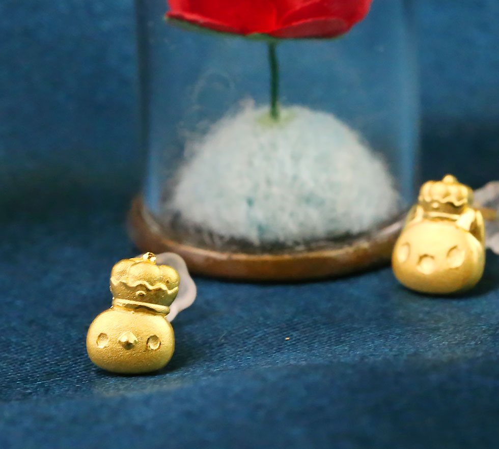 咖波國王與小雞純金耳環情境照,貓貓蟲咖波搭配玻璃罩玫瑰布景,金色光澤映襯出溫柔浪漫的甜蜜氣氛。