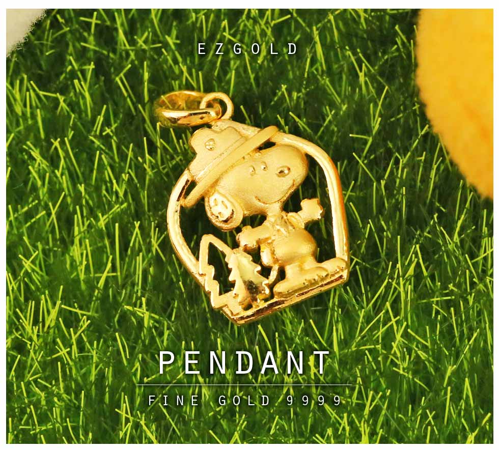 金寶珍銀樓森林漫步史奴比SNOOPY黃金墜子情境照,金色溫潤光澤映襯自然草地,象徵自由、療癒與溫暖陪伴。