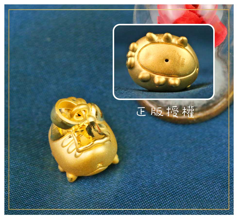 金寶珍銀樓國王咖波黃金墜子正版授權標誌特寫,貓貓蟲咖波純金雕刻細膩,底部印有官方授權Logo,品質安心保證。