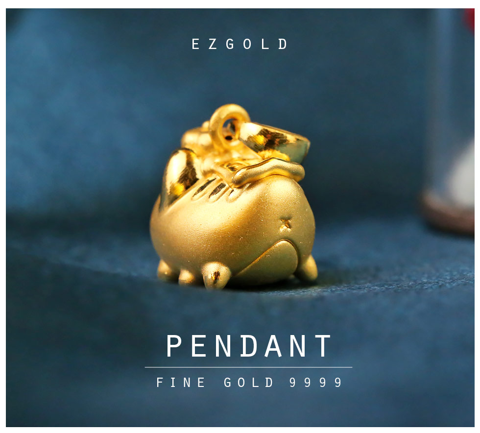 貓貓蟲咖波國王咖波黃金墜子側面展示,金寶珍銀樓9999純金打造,立體圓潤造型搭配皇冠設計,可愛又尊貴。