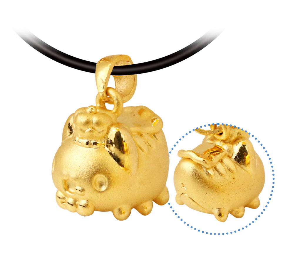 國王咖波黃金墜子細節展示,貓貓蟲咖波立體造型搭配皇冠元素,純金光澤與可愛神情並存,呈現精緻收藏質感。