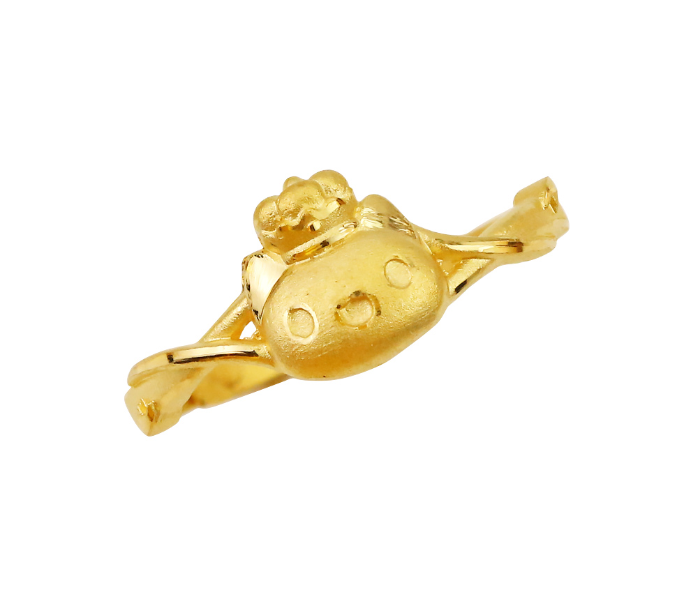 金寶珍銀樓國王咖波黃金戒指正面細節展示,貓貓蟲咖波立體雕刻搭配交叉戒環,純金質感閃耀可愛與時尚並存。