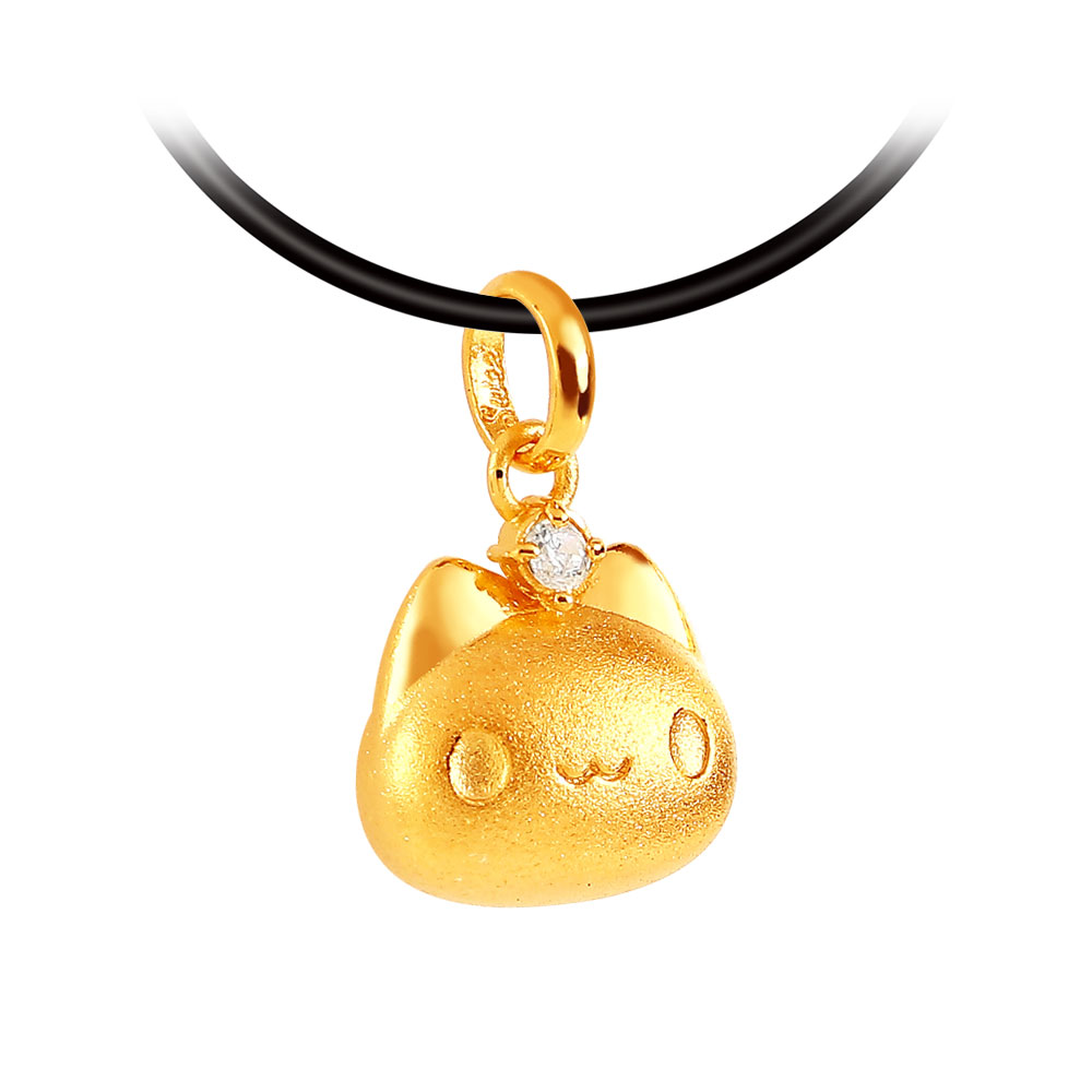 大臉咖波黃金墜子特寫圖,金寶珍銀樓貓貓蟲咖波 Bugcat Capoo 系列純金飾品,圓潤金光展現精緻質感與收藏魅力。