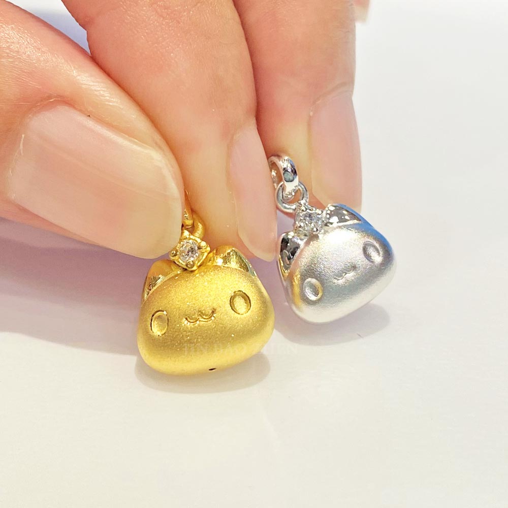 咖波純銀墜子與咖波黃金款並排展示,呈現大臉咖波純銀質感光澤,金寶珍銀樓貓貓蟲咖波 Bugcat Capoo 系列魅力一次看懂。