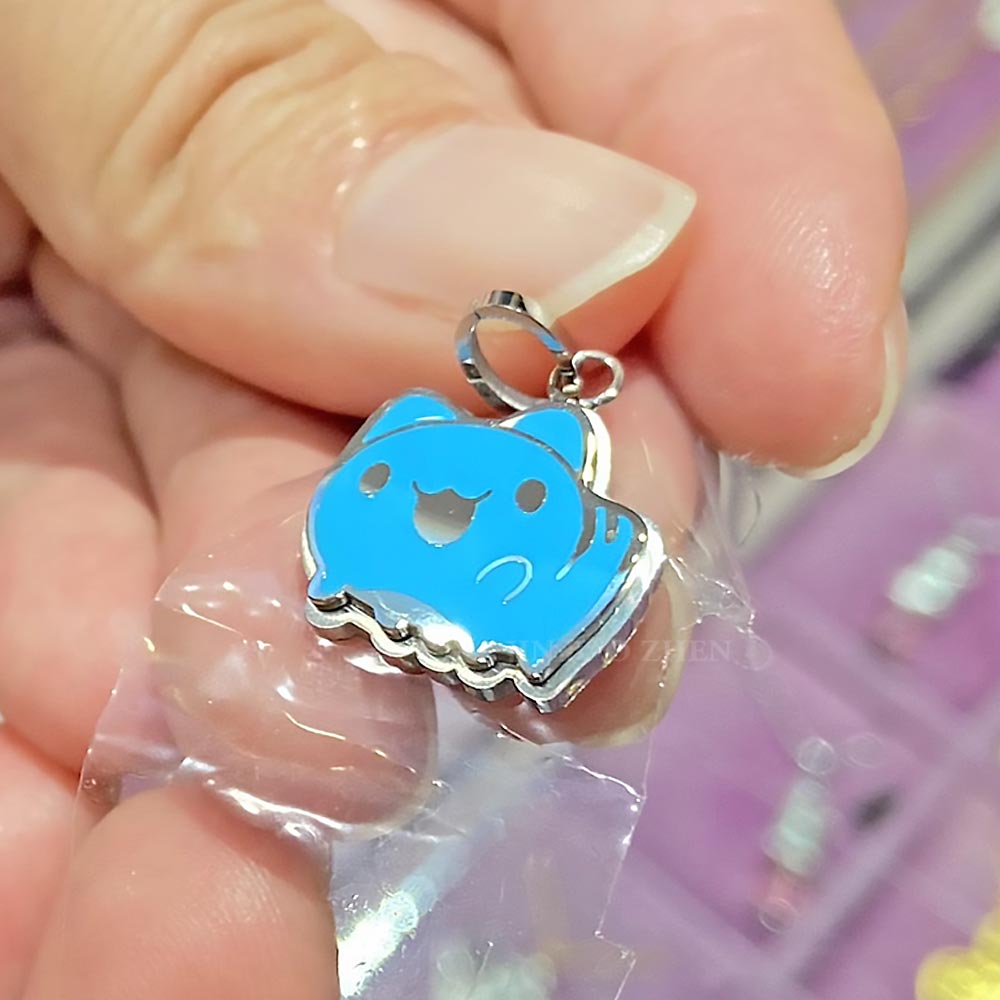 咖波純鋼墜子嗨嗨咖波另一個角度近拍-純鋼材質搭配藍色琺瑯的可愛笑臉咖波墜子