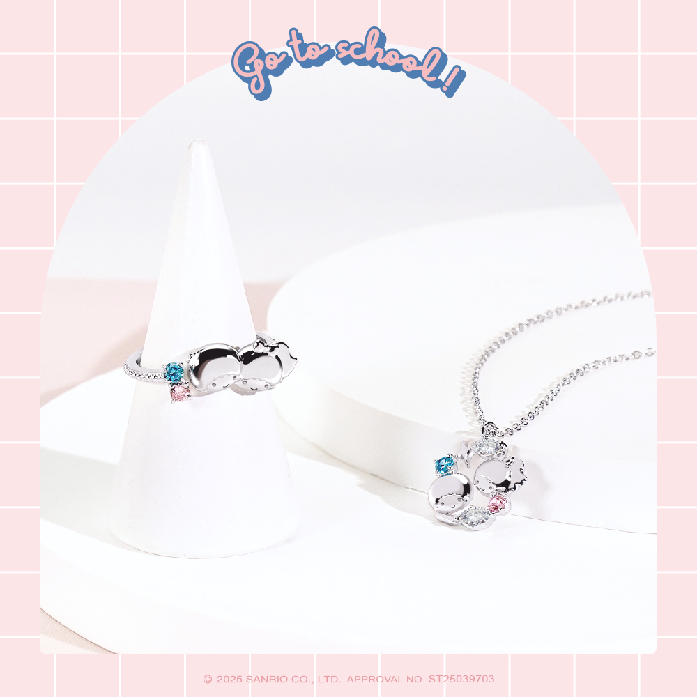 LittleTwinStars 雙子星晶鑽純銀項鍊擺拍於粉彩藍粉背景的展示照