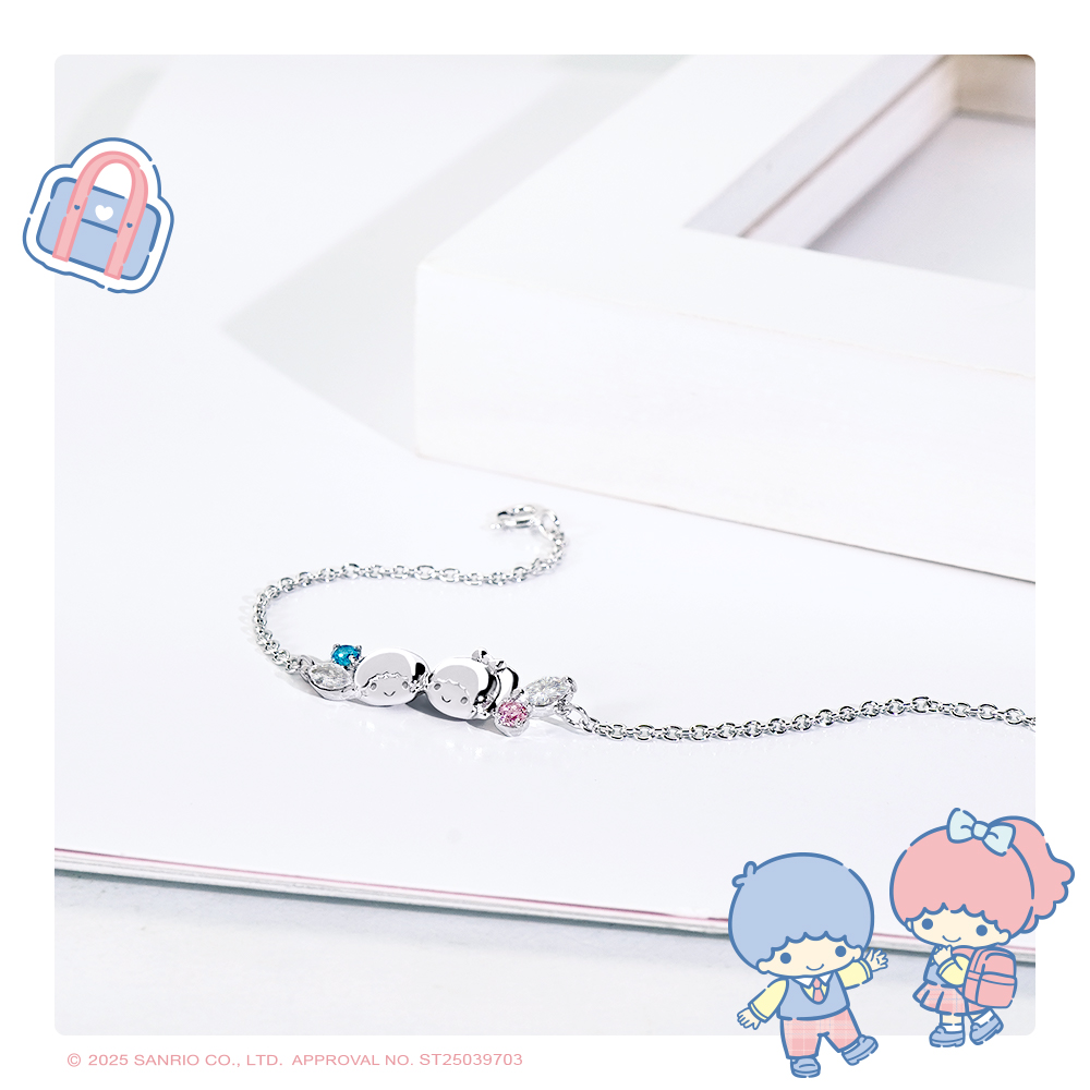 LittleTwinStars 雙子星晶鑽純銀手鍊放置於白色畫框旁之展示照