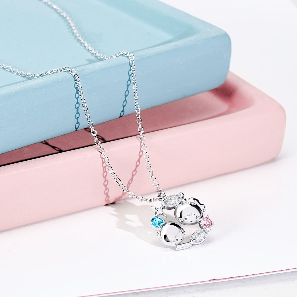 LittleTwinStars 雙子星晶鑽純銀項鍊放置於英文卡片上的商品照