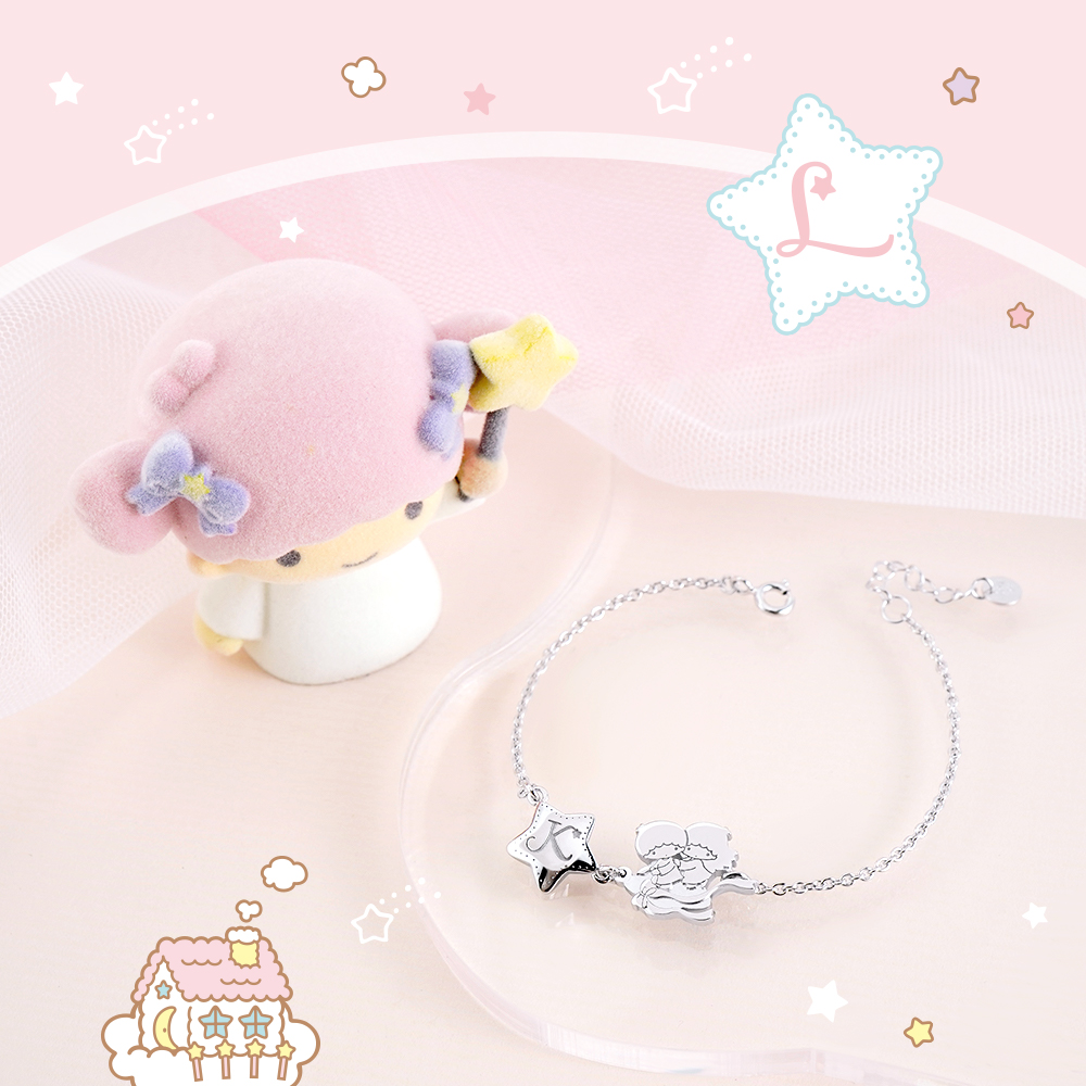 Little Twin Stars 純銀手鍊搭配 Lala 公仔與粉色星空背景的商品展示照