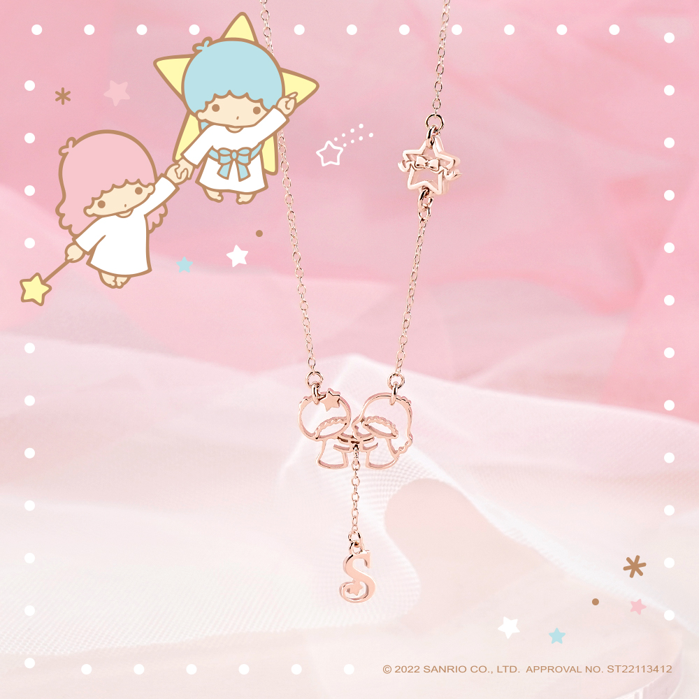 LittleTwinStars 雙子星外框純銀客製字母項鍊於粉色場景拍攝