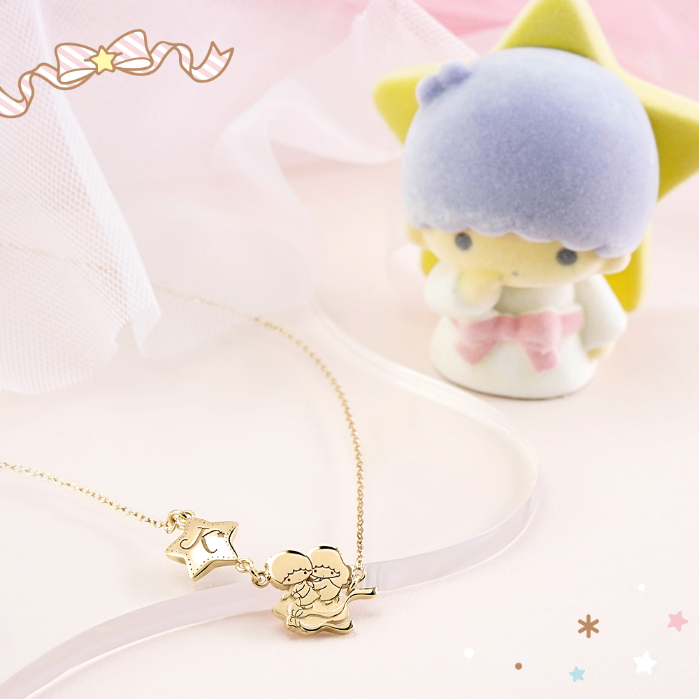 雙星仙子造型與星星字母吊牌的黃K金項鍊,柔焦粉色氛圍。