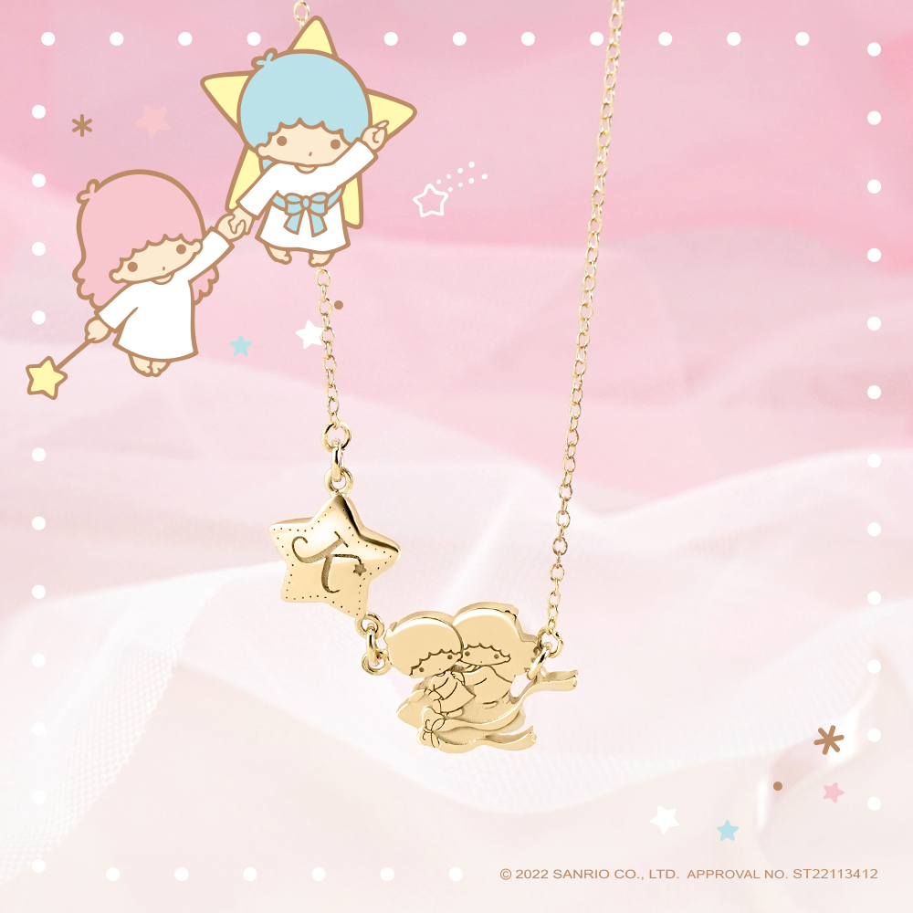 雙星仙子與星星客製字母的金色項鍊,營造夢幻小星光感。