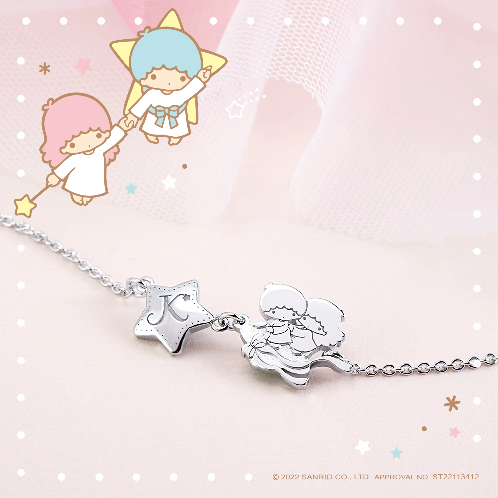 Little Twin Stars 客製手鍊純銀墜飾與星星吊牌的精緻雕刻特寫