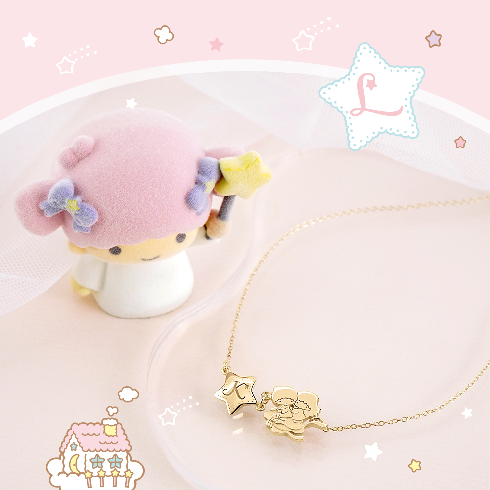 黃K金款飛向星空 KikiLala 客製項鍊,搭配柔軟娃娃與粉色背景。