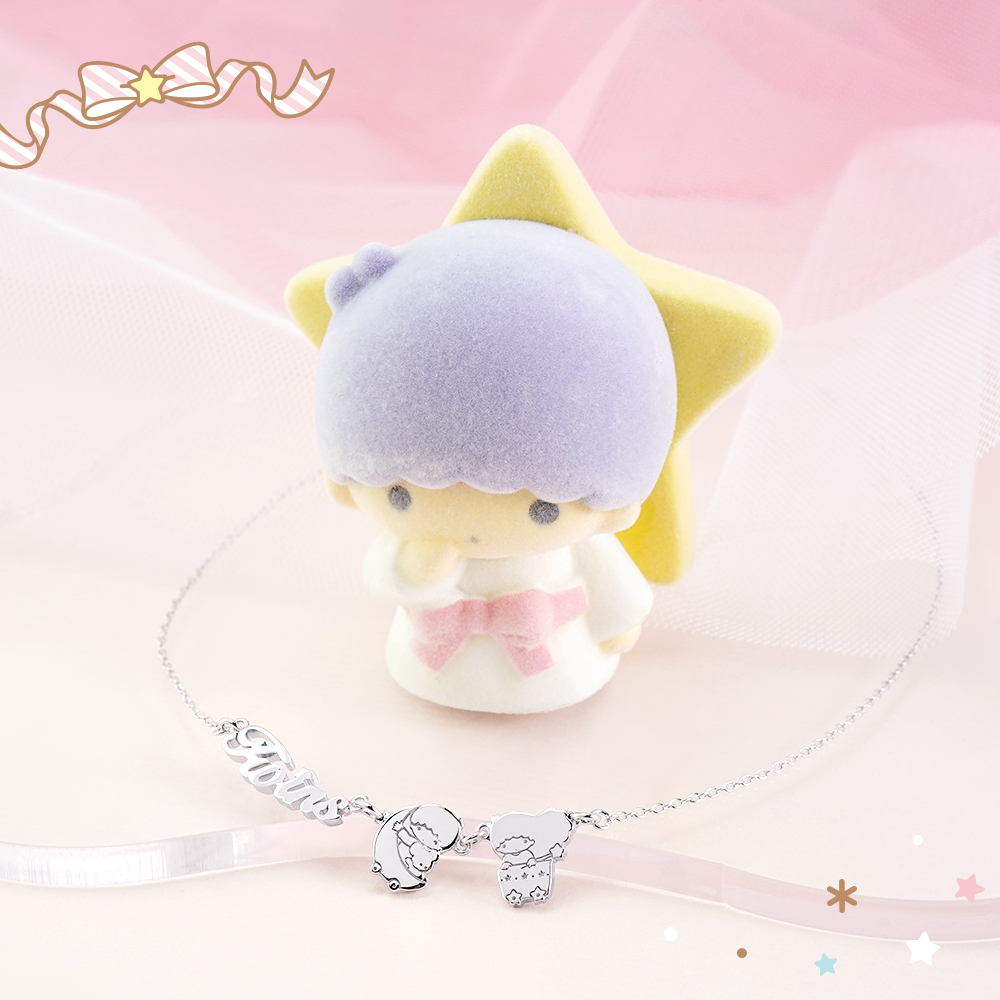 Kiki 公仔與純銀色 KikiLala 客製名字項鍊甜美展示圖