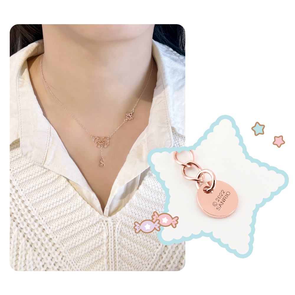 女模特兒配戴 KikiLala 玫瑰金客製字母項鍊之穿搭示範照