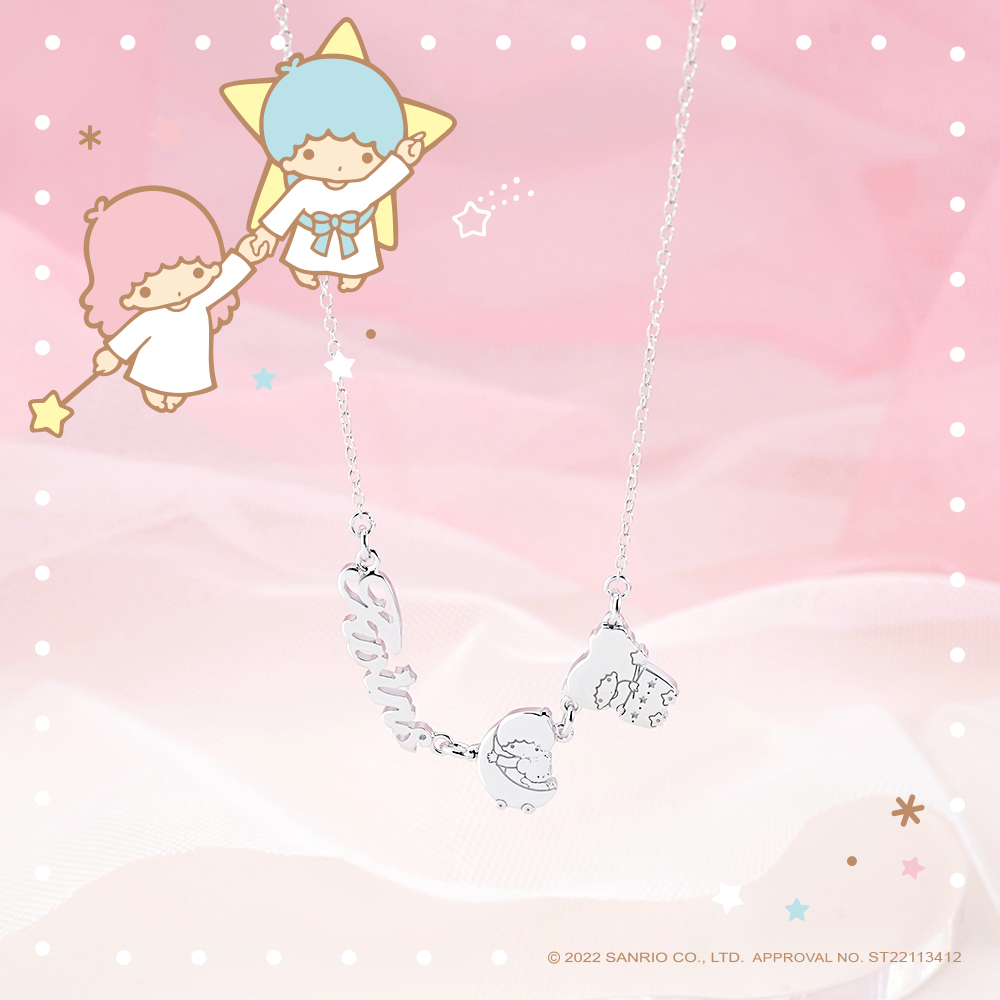 KikiLala 客製名字項鍊於粉色薄紗背景的浪漫展示照