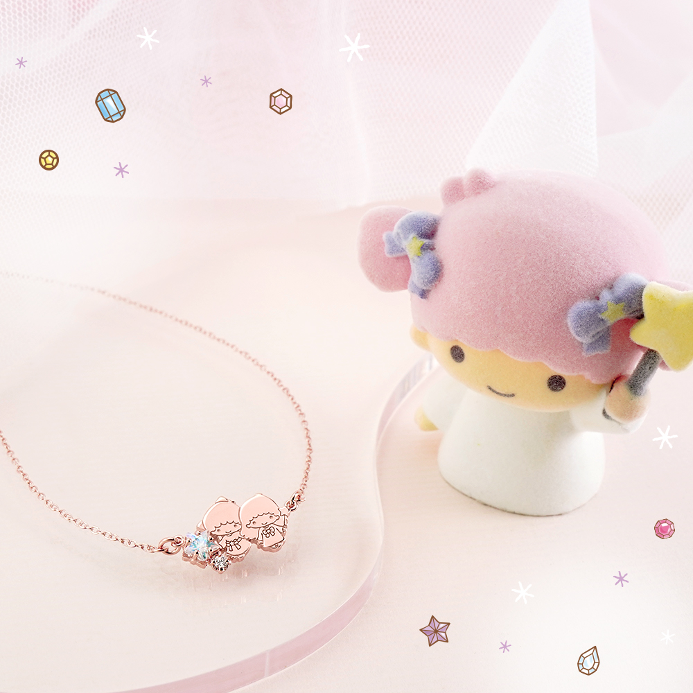 雙星仙子純銀誕生石項鍊放置在夢幻粉色背景