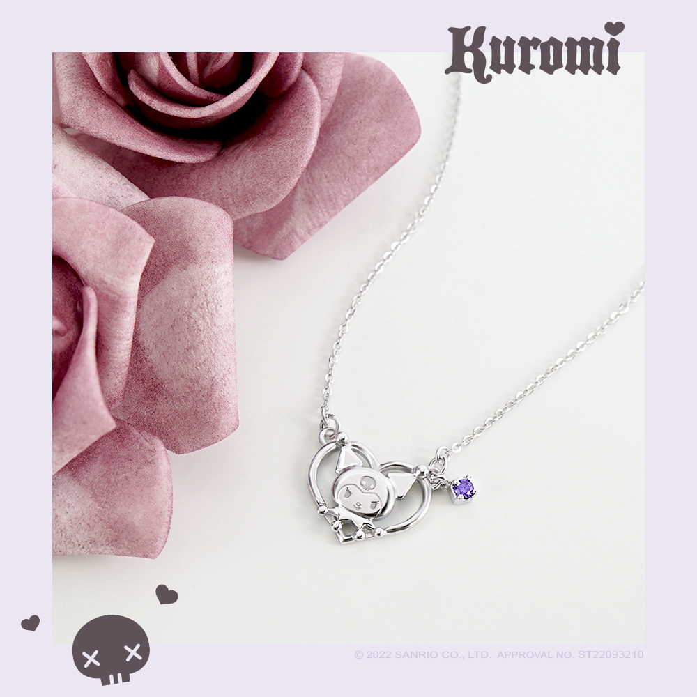 酷洛米紫光純銀項鍊陳列照,搭配玫瑰花營造浪漫可愛風格