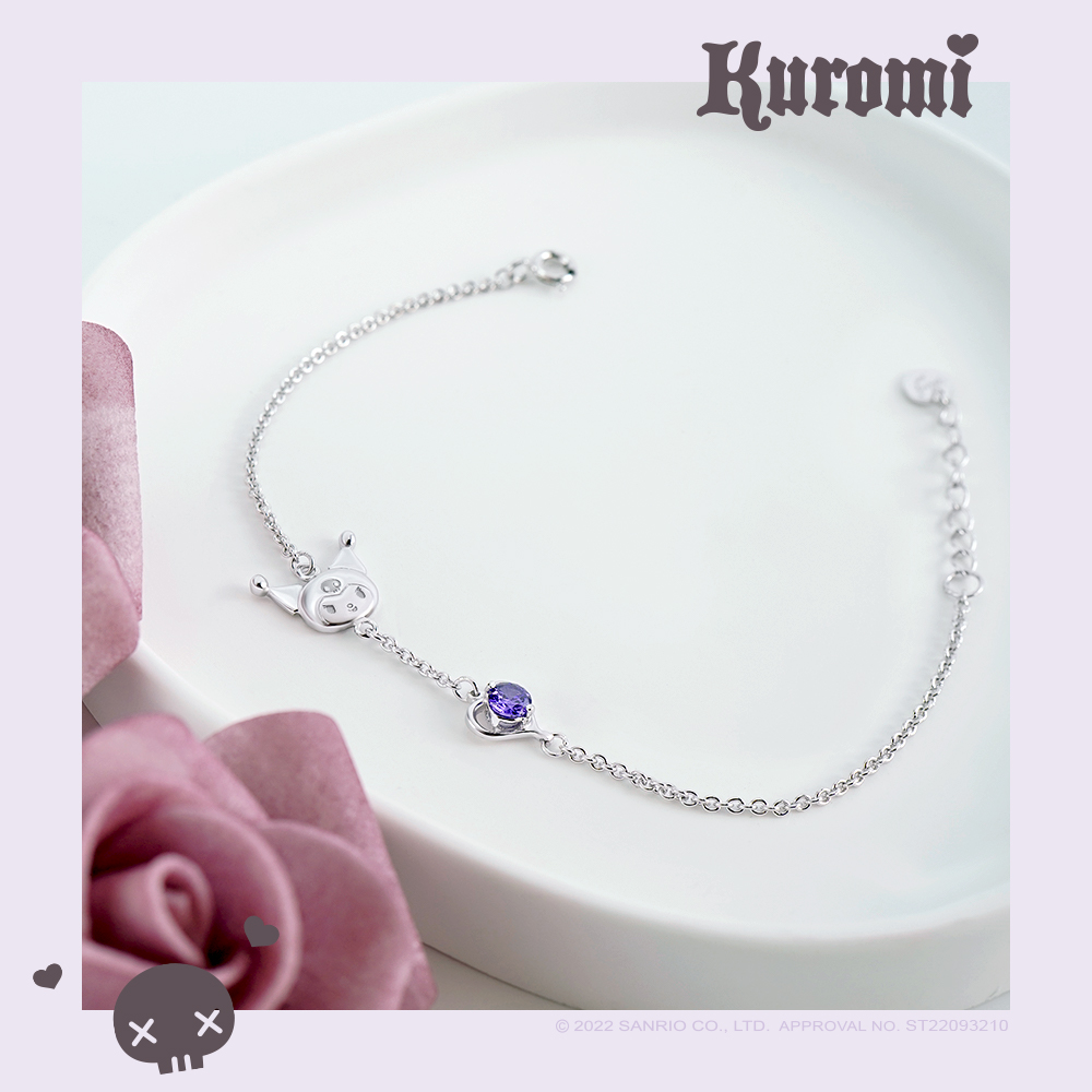 酷洛米紫光純銀手鍊搭配骷髏與K字元素道具,展現叛逆又甜美的風格