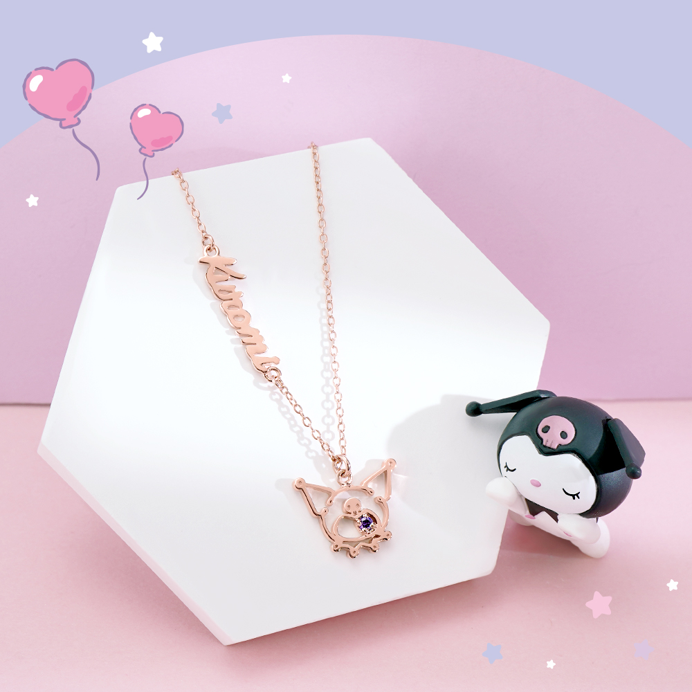 酷洛米客製字母純銀項鍊玫瑰金款展示,搭配可愛酷洛米玩偶的小惡魔風主題照