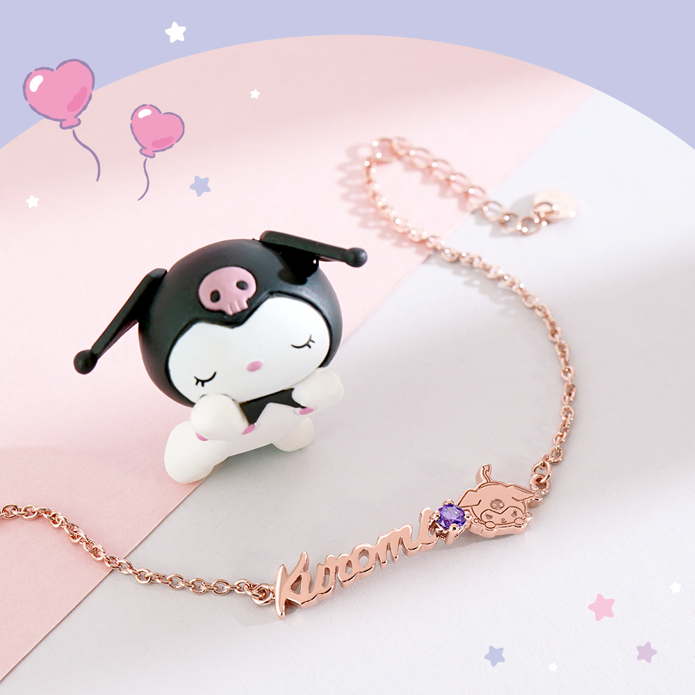 玫瑰金酷洛米客製純銀手鍊與酷洛米公仔擺拍,展現甜酷小惡魔風格