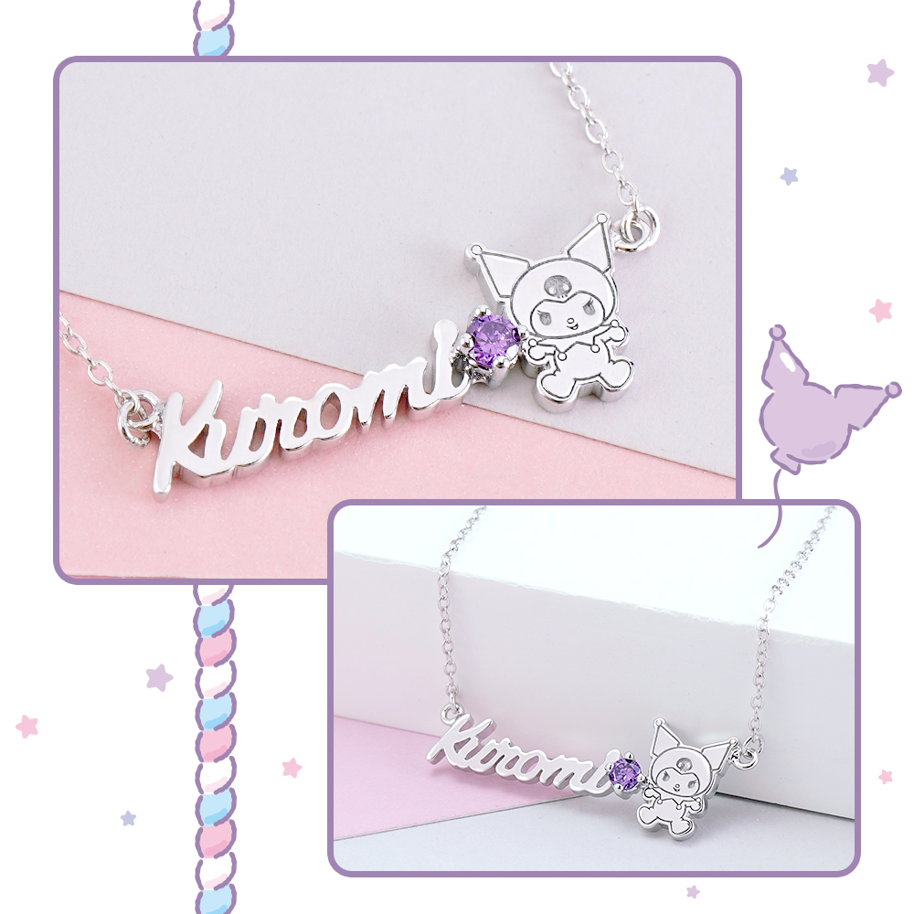 酷洛米名字純銀項鍊放置於展示台,呈現小惡魔可愛風格。