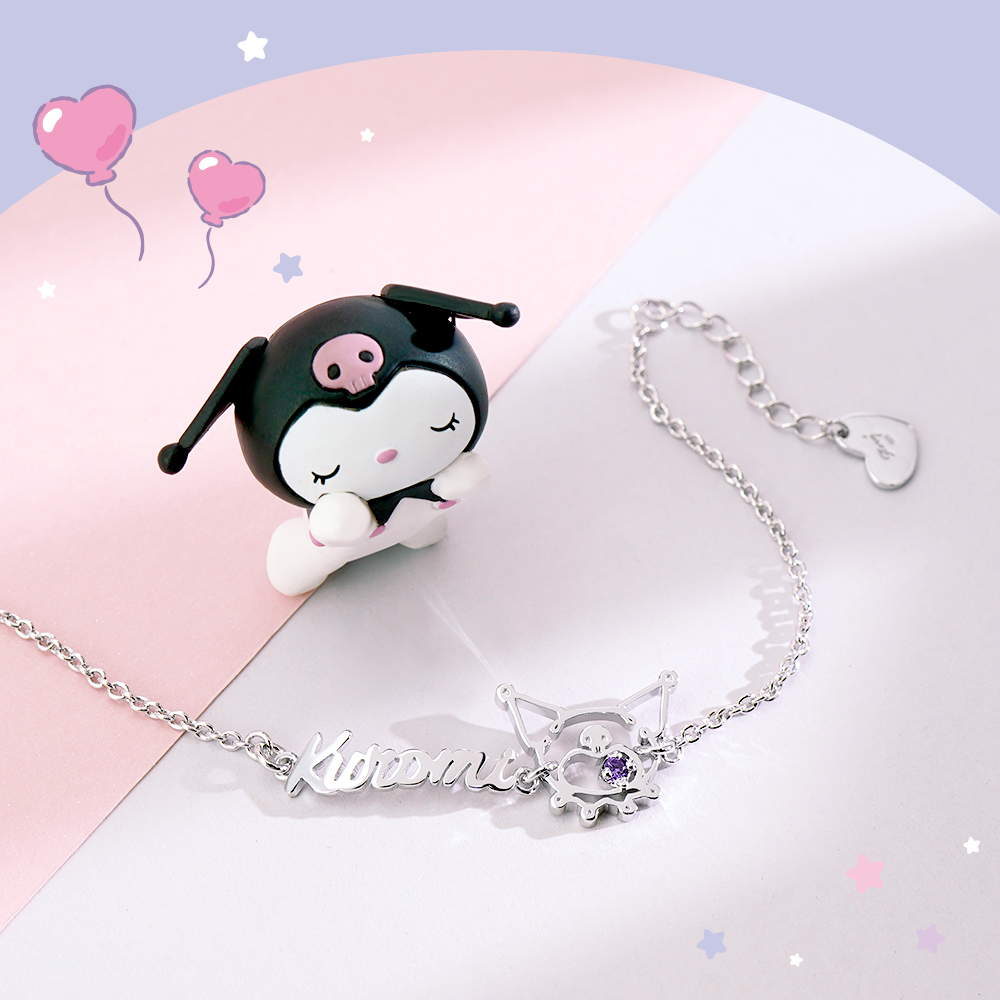 純銀 Kuromi 客製手鍊擺拍,搭配可愛酷洛米公仔與粉紫背景