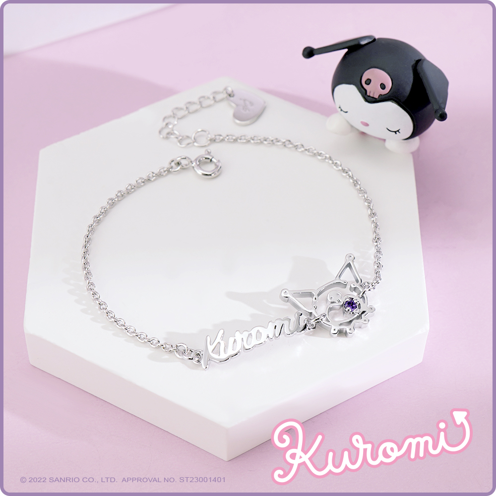 純銀 Kuromi 手鍊搭配酷洛米模型呈現的可愛展示照
