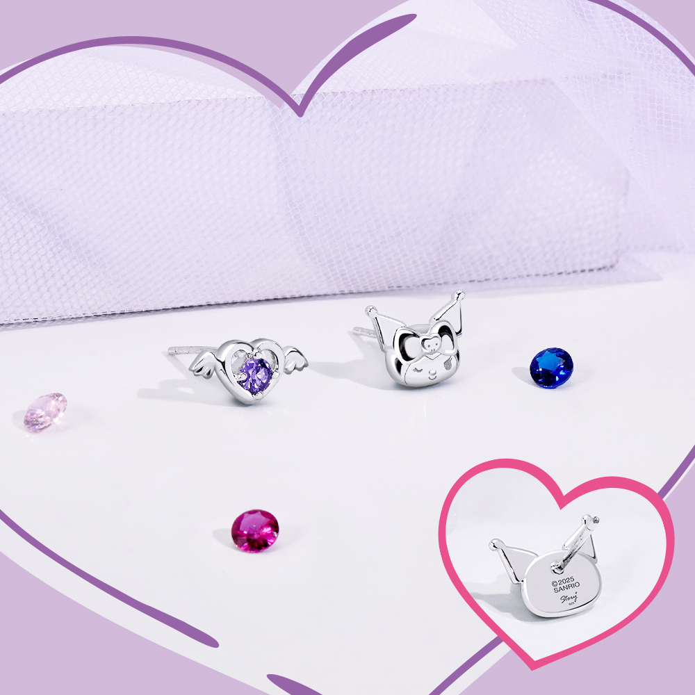 酷洛米誕生石耳環與多色寶石散放展示,呈現精緻小翅膀設計