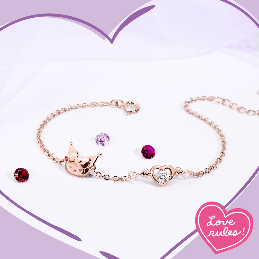 玫瑰金 Kuromi 小惡魔誕生石手鍊特寫,展示愛心石與甜美細節。