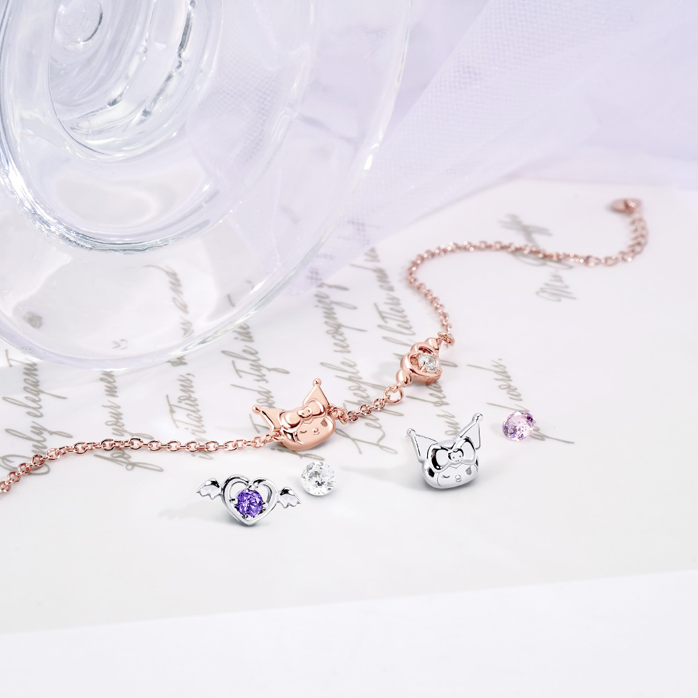 Kuromi 誕生石手鍊與多色誕生石粒的平拍展示照片。