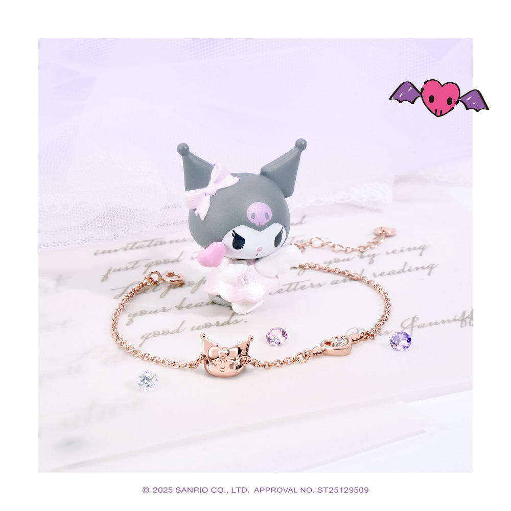 酷洛米公仔搭配玫瑰金誕生石純銀手鍊的可愛展示照片。