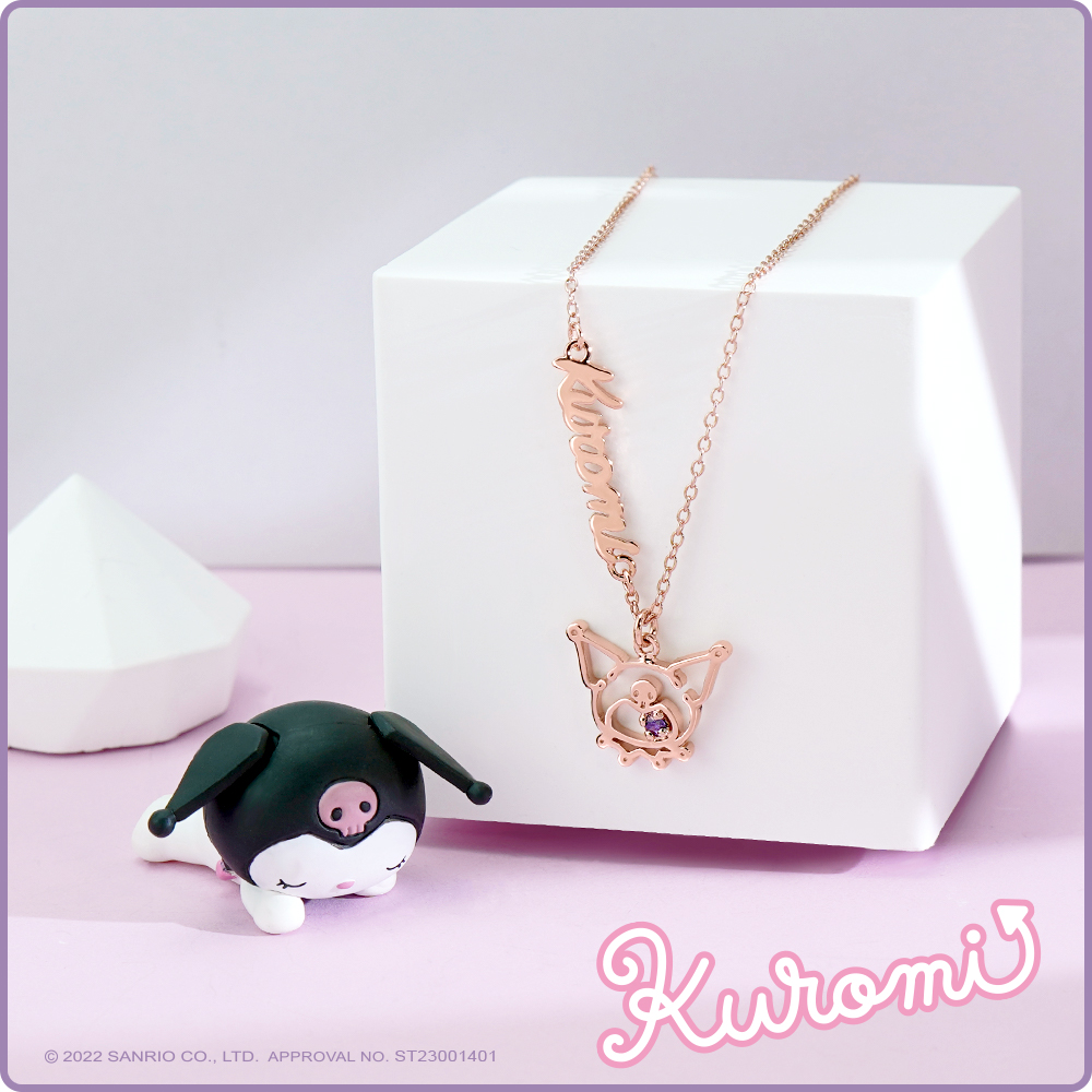 酷洛米客製字母純銀項鍊商品展示照,搭配可愛酷洛米玩偶與粉嫩背景