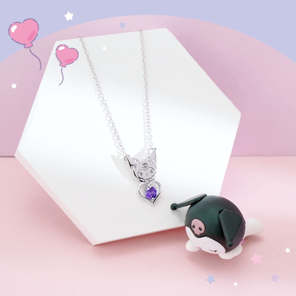 酷洛米誕生石純銀項鍊與小惡魔公仔擺拍,展現可愛造型